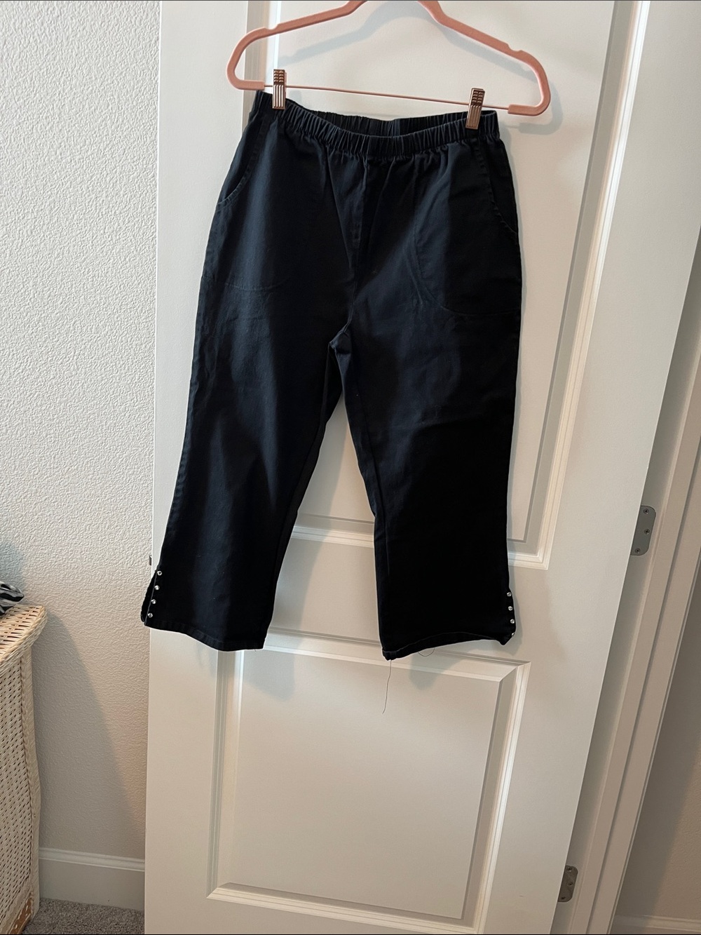 Quacker Factory Black Cropped Snap-Hem Capri Pants